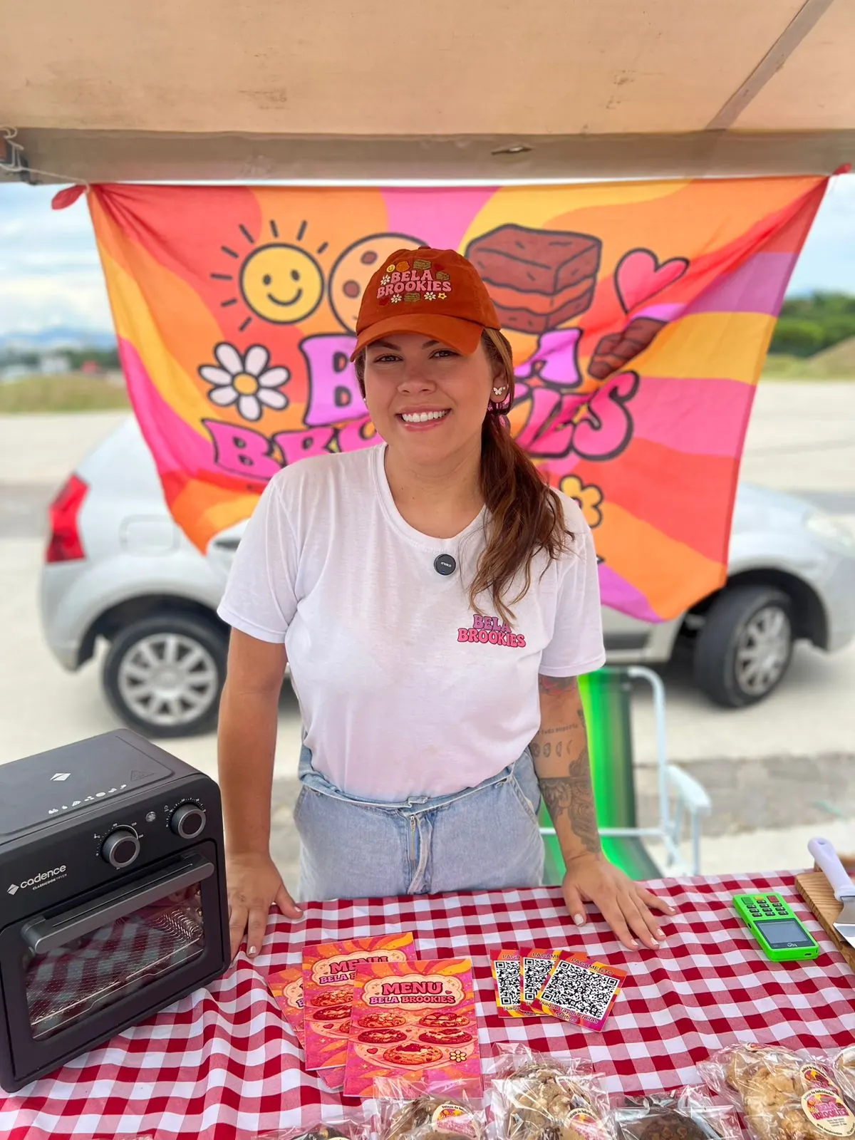 Isabella Taylor na banca da Bela Brookies durante um evento
